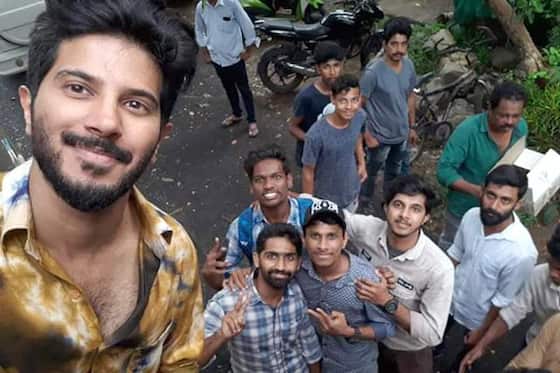 ஒரு யமண்டன் பிரேமகதா படப்பிடிப்பை நிறைவுசெய்த துல்கர் சல்மான் படக்குழுவினருடன் எடுத்துக்கொண்ட செல்பி