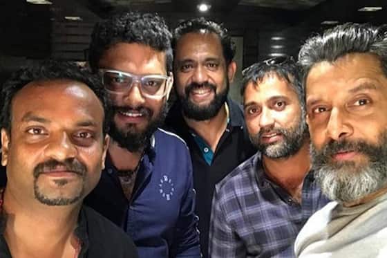 மும்மொழிகளில் உருவாக இருக்கும் ‘மஹாவீர் கர்ணா’ படத்தின் லொக்கேஷன் ஆய்வின்போது இயக்குனர் உள்ளிட்ட படக்குழுவினருடன் விக்ரம் எடுத்துக்கொண்ட செல்பி.
