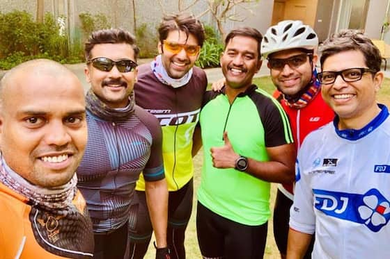 காப்பான் படப்பிடிப்பு தளத்தில் படக்குழுவினருடன் சூர்யா மற்றும் ஆர்யா எடுத்துக்கொண்ட ஜாலி செல்பி.