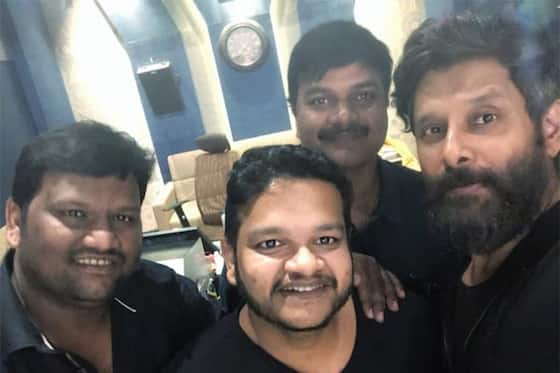 கடாரம் கொண்டான் பட பாடல் பதிவின் போது செல்பி எடுத்து மகிழ்ந்த விக்ரம், ஜிப்ரான், ராஜேஷ் மற்றும் விவேகா.