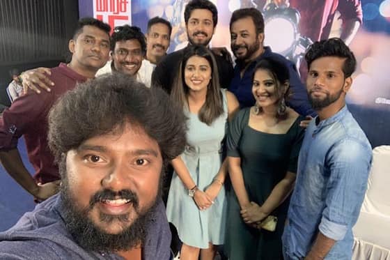இஸ்பேட் ராஜாவும் இதய ராணியும் படத்தின் பத்திரிகையாளர் சந்திப்பில் படக்குழுவினருடன் நடிகர் பாலசரவணன் எடுத்த மெகா செல்பி.