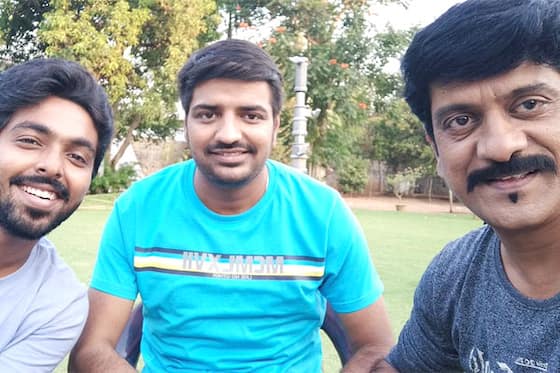 எழில் இயக்கத்தில் உருவாகி வரும் படத்தின் படப்பிடிப்பில் செல்பி எடுத்து மகிழ்ந்த நடிகர்கள் ஜிவி பிரகாஷ், சதீஷ் மற்றும் சாம்ஸ்.