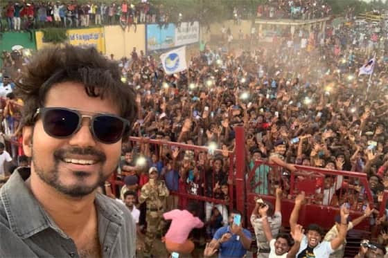 நெய்வேலியில் நடந்த மாஸ்டர் படப்பிடிப்பின் போது, அங்கு கூடியிருந்த ரசிகர்கள் உடன் செல்பி எடுத்து மகிழ்ந்த நடிகர் விஜய்.