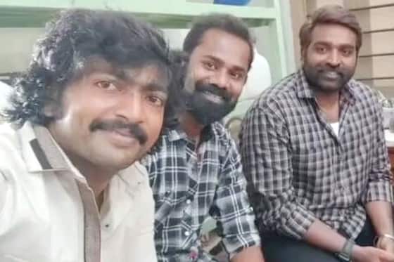 லாபம் படப்பிடிப்பில் பங்கேற்ற நடிகர்கள் விஜய் சேதுபதி, ரமேஷ் திலக் உடன் செல்பி எடுத்த நடிகர் கலையரசன்.