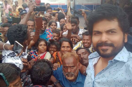 கார்த்தி 27 படத்தின் படப்பிடிப்பின்போது அங்கு திரண்ட ரசிகர்களுடன் செல்பி எடுத்து மகிழ்ந்த நடிகர் கார்த்தி.