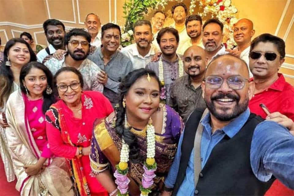 நடிகர் அரவிந்த் ஆகாஷ் - சாரா திருமண நிச்சயதார்த்த நிகழ்வில் மணமக்கள் உடன் செல்பி எடுத்து மகிழ்ந்த இயக்குனர் வெங்கட்பிரபு உள்ளிட்ட சென்னை 28 படக்குழுவினர். 