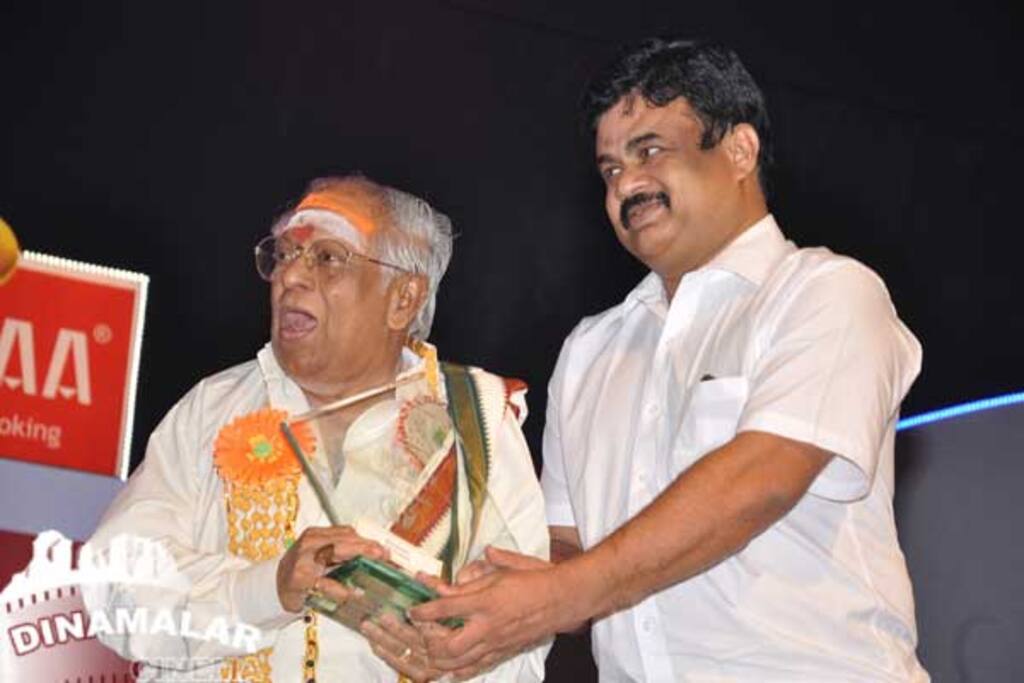 வி-4 எண்டர்டெயினர் விருது