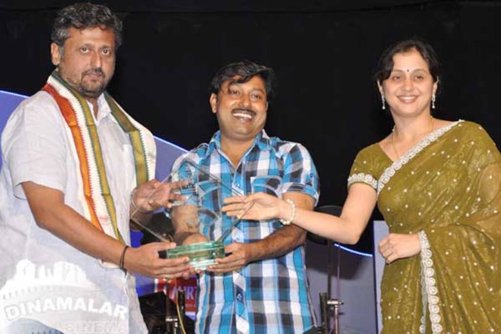 வி-4 எண்டர்டெயினர் விருது