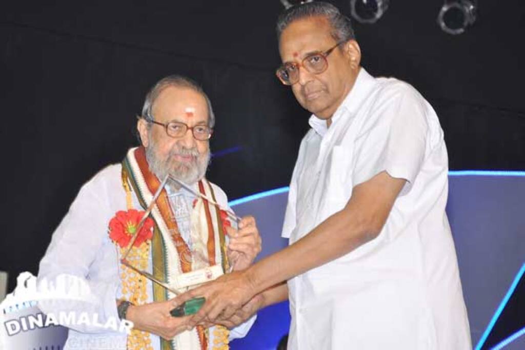 வி-4 எண்டர்டெயினர் விருது