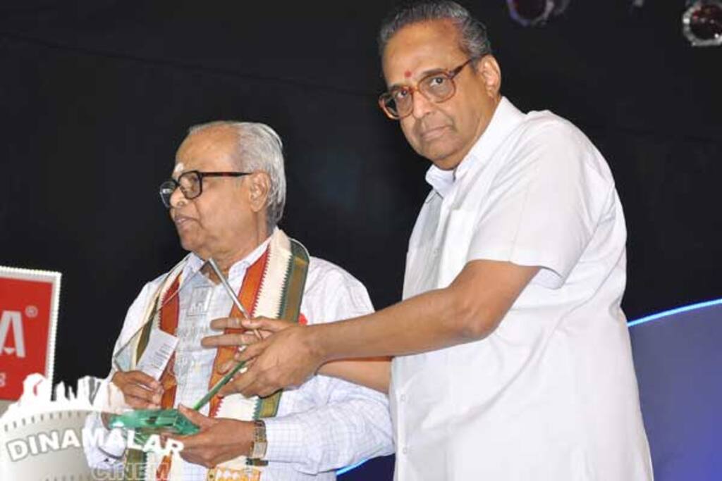 வி-4 எண்டர்டெயினர் விருது