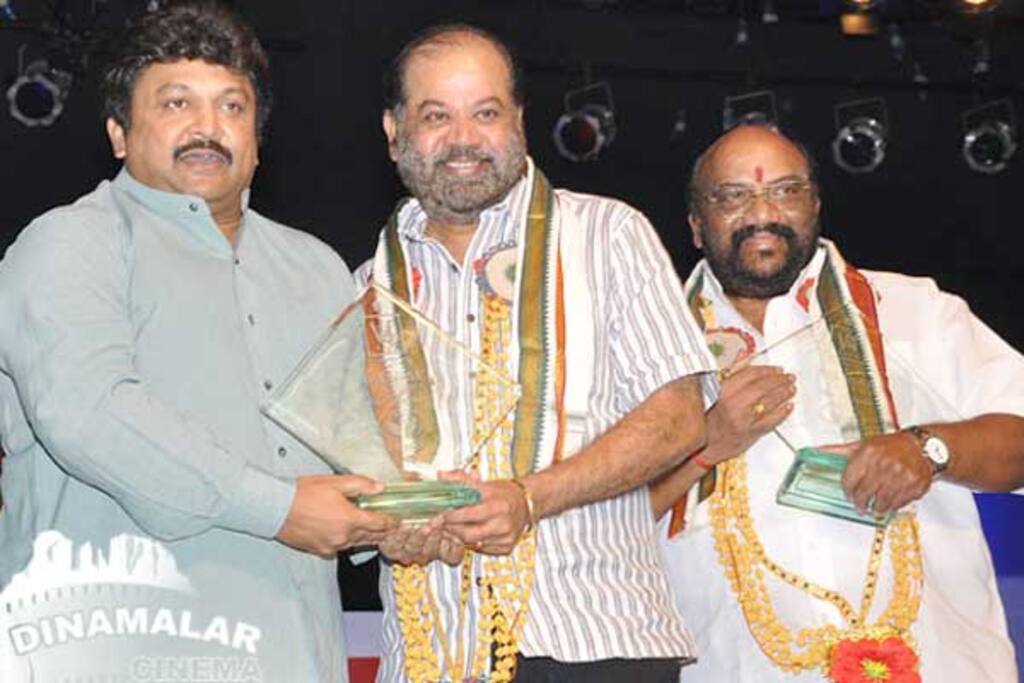 வி-4 எண்டர்டெயினர் விருது