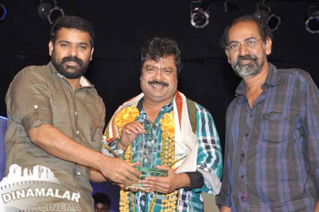 வி-4 எண்டர்டெயினர் விருது
