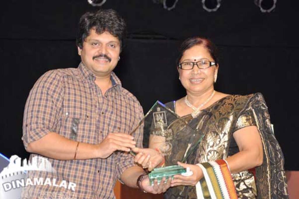 வி-4 எண்டர்டெயினர் விருது