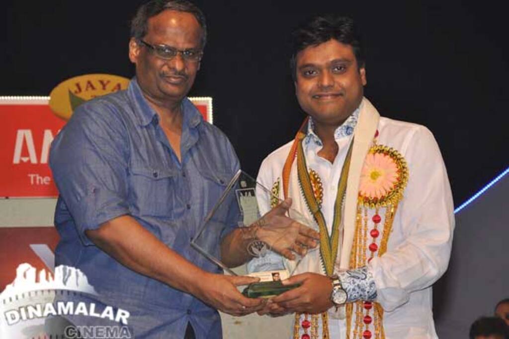 வி-4 எண்டர்டெயினர் விருது