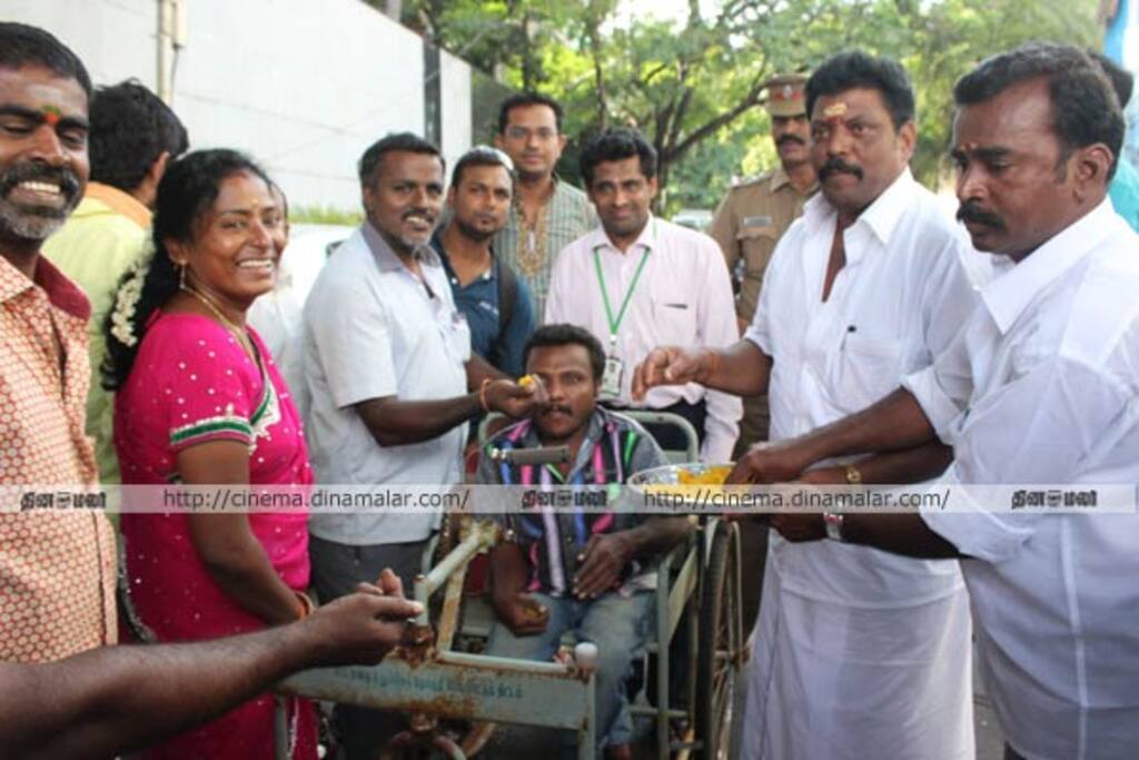 ரஜினி பிறந்தநாள் : ரசிகர்கள் கொண்டாட்டம்