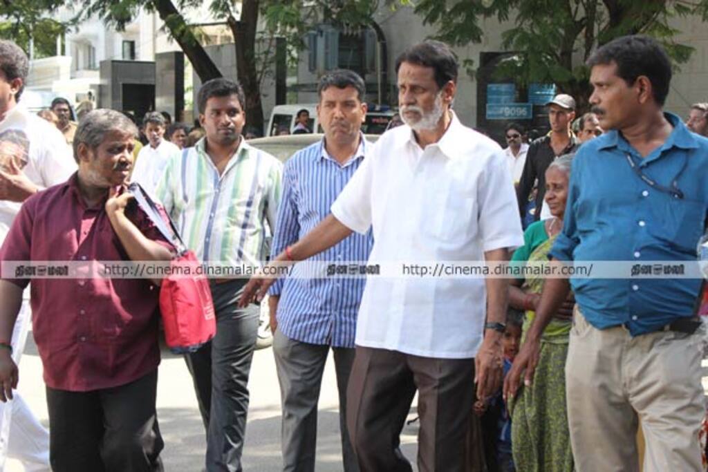 ரஜினி பிறந்தநாள் : ரசிகர்கள் கொண்டாட்டம்