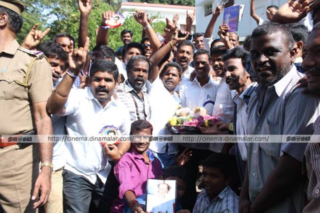 ரஜினி பிறந்தநாள் : ரசிகர்கள் கொண்டாட்டம்