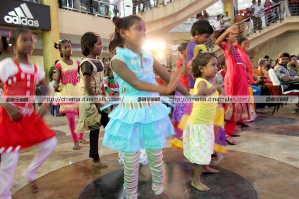 கிறிஸ்துமஸ் கொண்டாட்டத்தில் ஆண்ட்ரியா