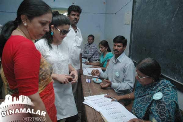 உள்ளாட்சி தேர்தலில் நட்சத்திரங்களின் ஓட்டுபதிவு