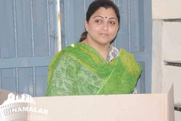 உள்ளாட்சி தேர்தலில் நட்சத்திரங்களின் ஓட்டுபதிவு
