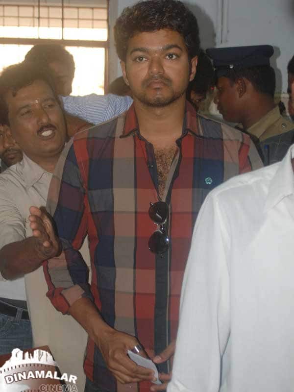 உள்ளாட்சி தேர்தலில் நட்சத்திரங்களின் ஓட்டுபதிவு