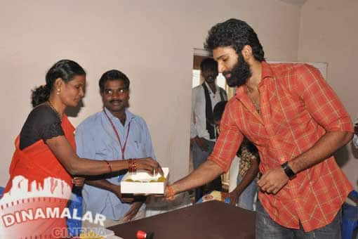 ஆதி பிறந்தநாள் கொண்டாட்டம்