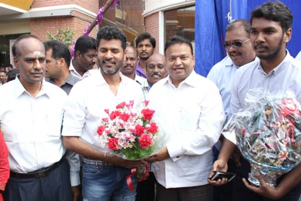 மைக்கேல் ஜாக்சன் சிலை திறப்பு விழா
