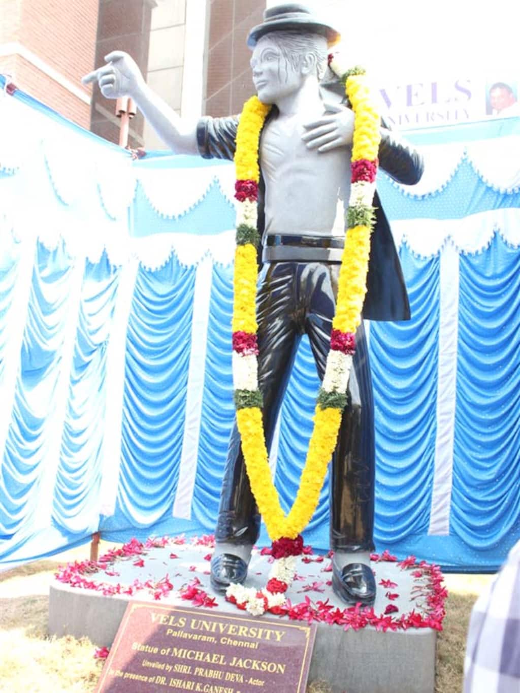 மைக்கேல் ஜாக்சன் சிலை திறப்பு விழா