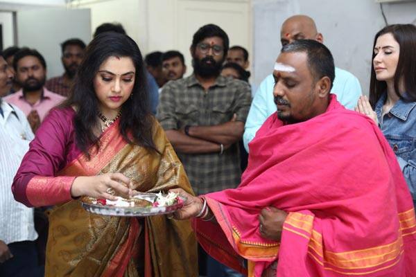 கரோலின் காமாக்ஷி வெப் சிரீஸ் பூஜை