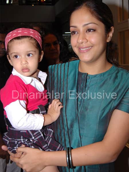 மகள் தியாவுடன் ஜோதிகா