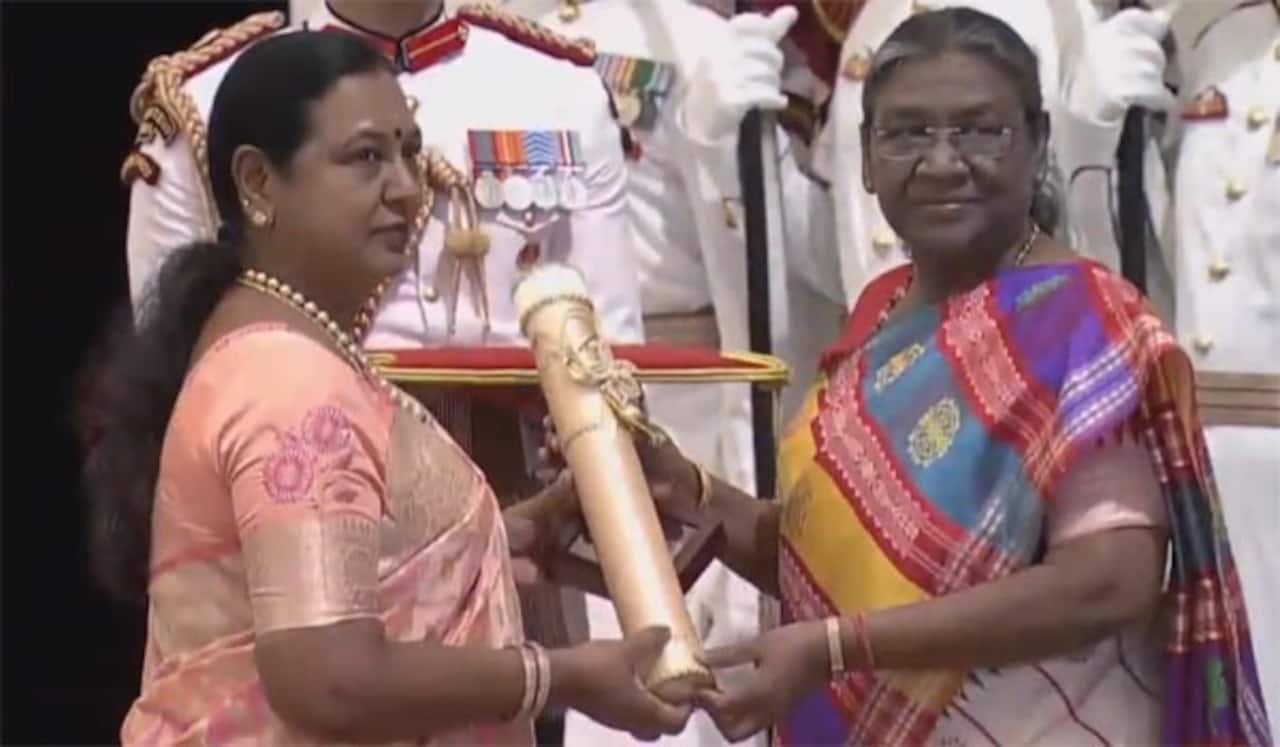 விஜயகாந்த்திற்கு பத்மபூஷண் விருது : மனைவி பிரேமலதா பெற்றார்