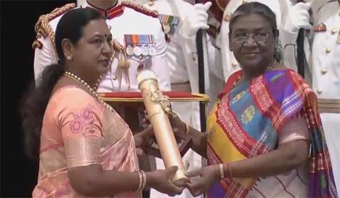 விஜயகாந்த்திற்கு பத்மபூஷண் விருது : மனைவி பிரேமலதா பெற்றார்