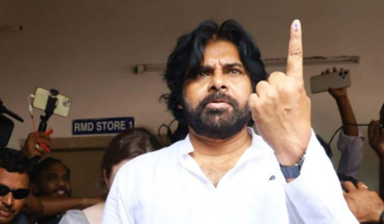 ஹெலிகாப்டரில் வந்து ஓட்டளித்த பவன் கல்யாண்