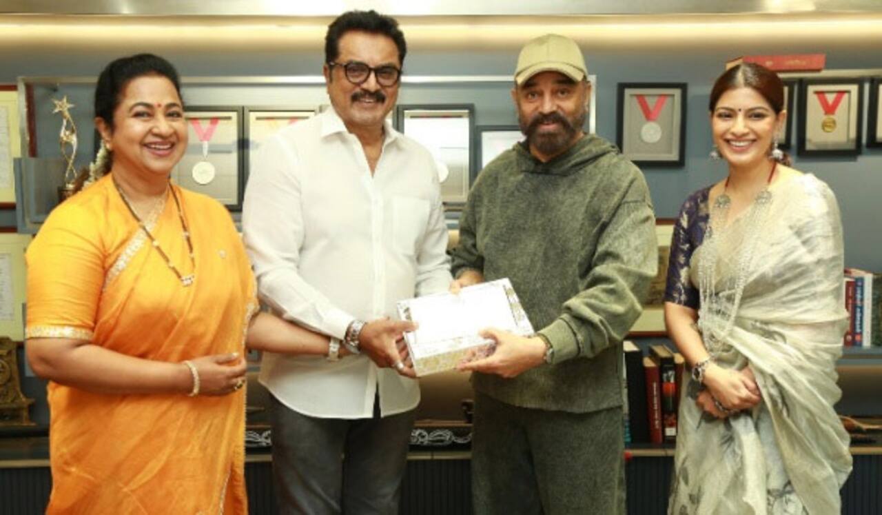 ரஜினியை தொடர்ந்து கமலுக்கும் நேரில் திருமண அழைப்பு விடுத்த வரலட்சுமி