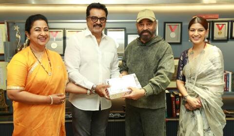 ரஜினியை தொடர்ந்து கமலுக்கும் நேரில் திருமண அழைப்பு விடுத்த வரலட்சுமி