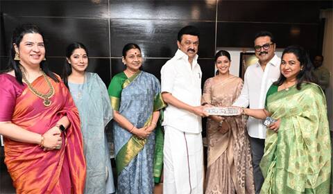முதல்வரை சந்தித்து அழைப்பிதழ்ந்த வரலட்சுமி சரத்குமார்