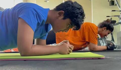 அம்மா சினேகா உடன் போட்டி போட்டு உடற்பயிற்சி செய்த விஹான்
