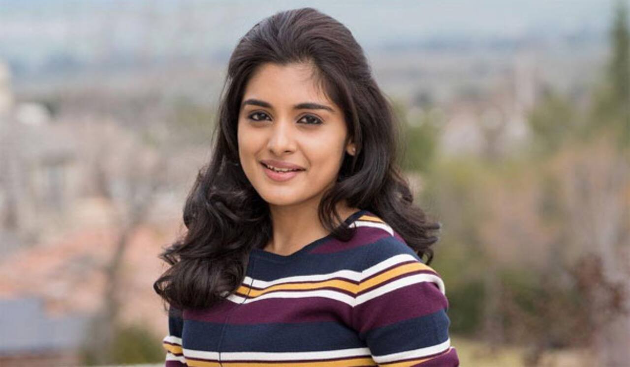 காதல் எமோஜிகளை பதிவு செய்த நிவேதா தாமஸ்