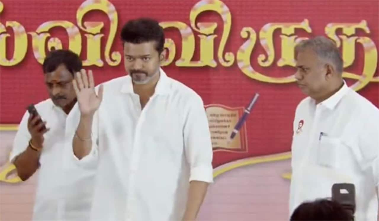 ரசிகர்களை அடிக்கப் பாய்ந்த விஜய் பவுன்சர்கள்