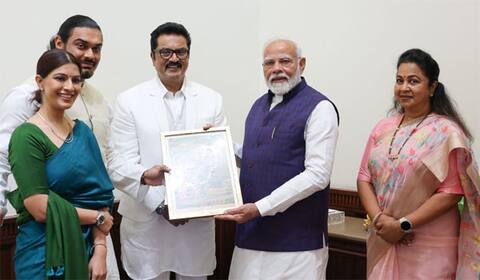 வரலட்சுமி திருமணம் : பிரதமர் மோடிக்கு அழைப்பிதழ் தந்த சரத்குமார்