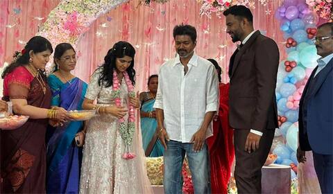 பாடலாசிரியர் விவேக்கின் மனைவி வளைகாப்பு நிகழ்ச்சியில் கலந்து கொண்ட நடிகர் விஜய்!