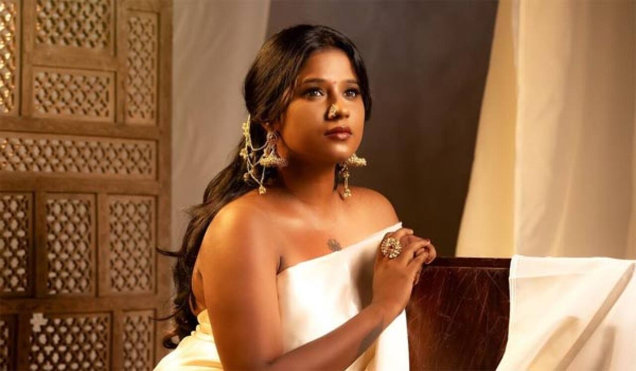 கிளாமரில் களமிறங்கிய கேப்ரில்லா செல்லஸ்
