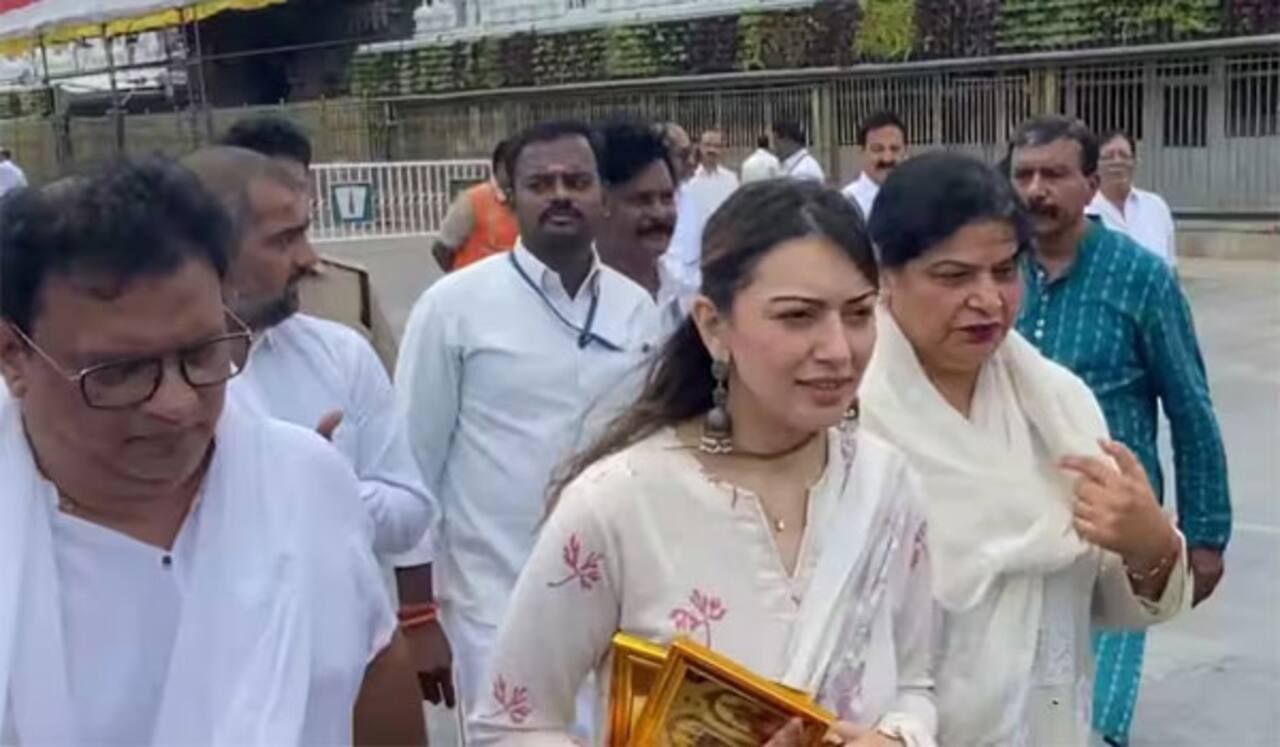 திருப்பதி கோயிலில் சாமி தரிசனம் செய்த நடிகை ஹன்சிகா