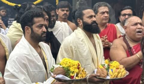 கொல்லூர் மூகாம்பிகை கோயிலில் ரிஷப் ஷெட்டியுடன் தரிசனம் செய்த ஜூனியர் என்டிஆர்