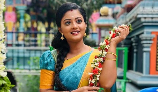 விருது மேடையில் அப்பாவை நினைத்து நெகிழ்ந்த கோமதி பிரியா