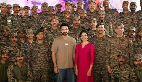வயநாடு நிவாரண பணியில் ஈடுபட்ட வீரர்களை கவுரவித்த மஞ்சு வாரியார்-டொவினோ தாமஸ்