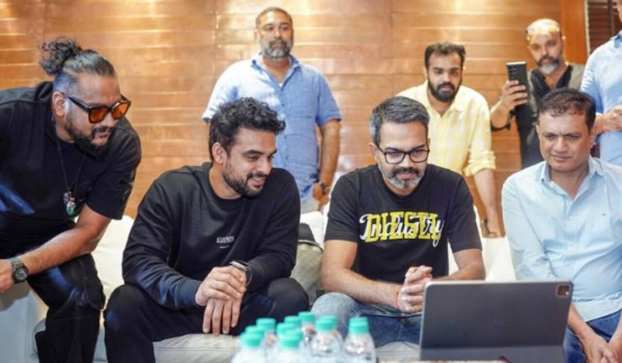 டொவினோ தாமஸ் பட டிரைலரை வியந்து பாராட்டிய பிரசாந்த் நீல்