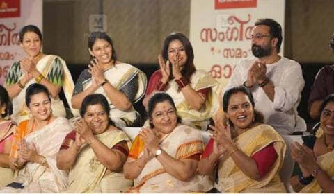 சித்ராவுடன் இணைந்து ஓணம் கொண்டாடிய பின்னனி பாடகிகள்