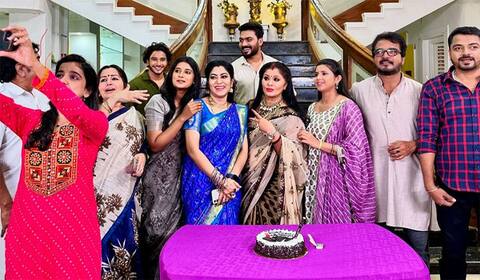 சுதா சந்திரன் பிறந்தநாளை கொண்டாடிய சீரியல் குழுவினர்
