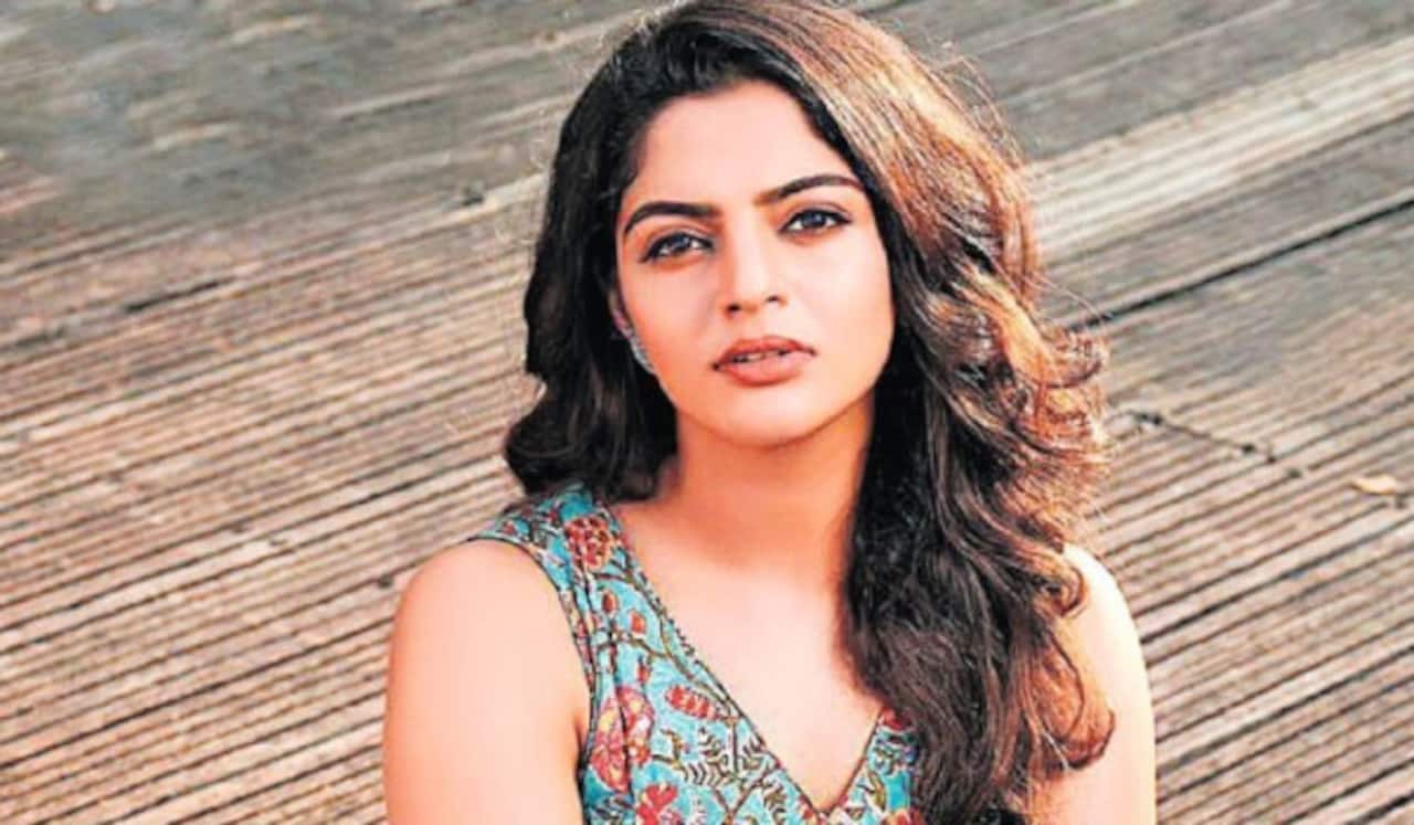 சிரிக்காமல் சந்தேகத்துடன் படம் பார்த்த நிகிலா விமல்